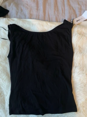 Festtopp - Helt ny topp från Gina med jättefin öppen rygg