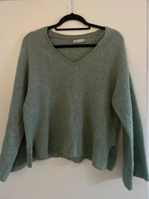 Grön stickad tröja  - Grön stickad tröja, från Stockholm lm. Storlek xs men passar s och m lika bra! Orginalpiris 599kr