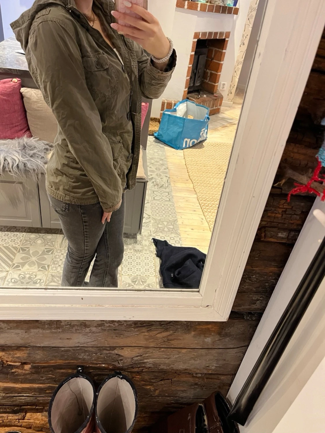 Olivgrön vindjacka med huva