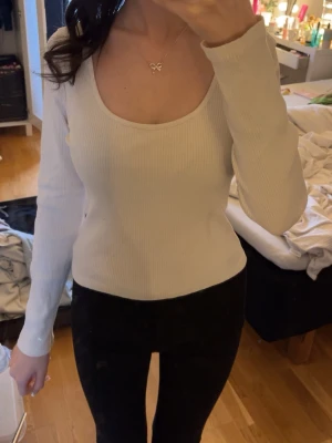 Vit ribbad långärmad topp - Säljer en vit ribbad långärmad tröja i väldigt bra skick, aldrig använd. Är i stl M/L men den passar mig och jag använder stl XS.