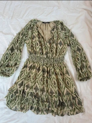 Zara klänning  - Superfin klänning från zara, aldrig använd! Den är i storlek M men passar mig som vanligtvis har S🩷