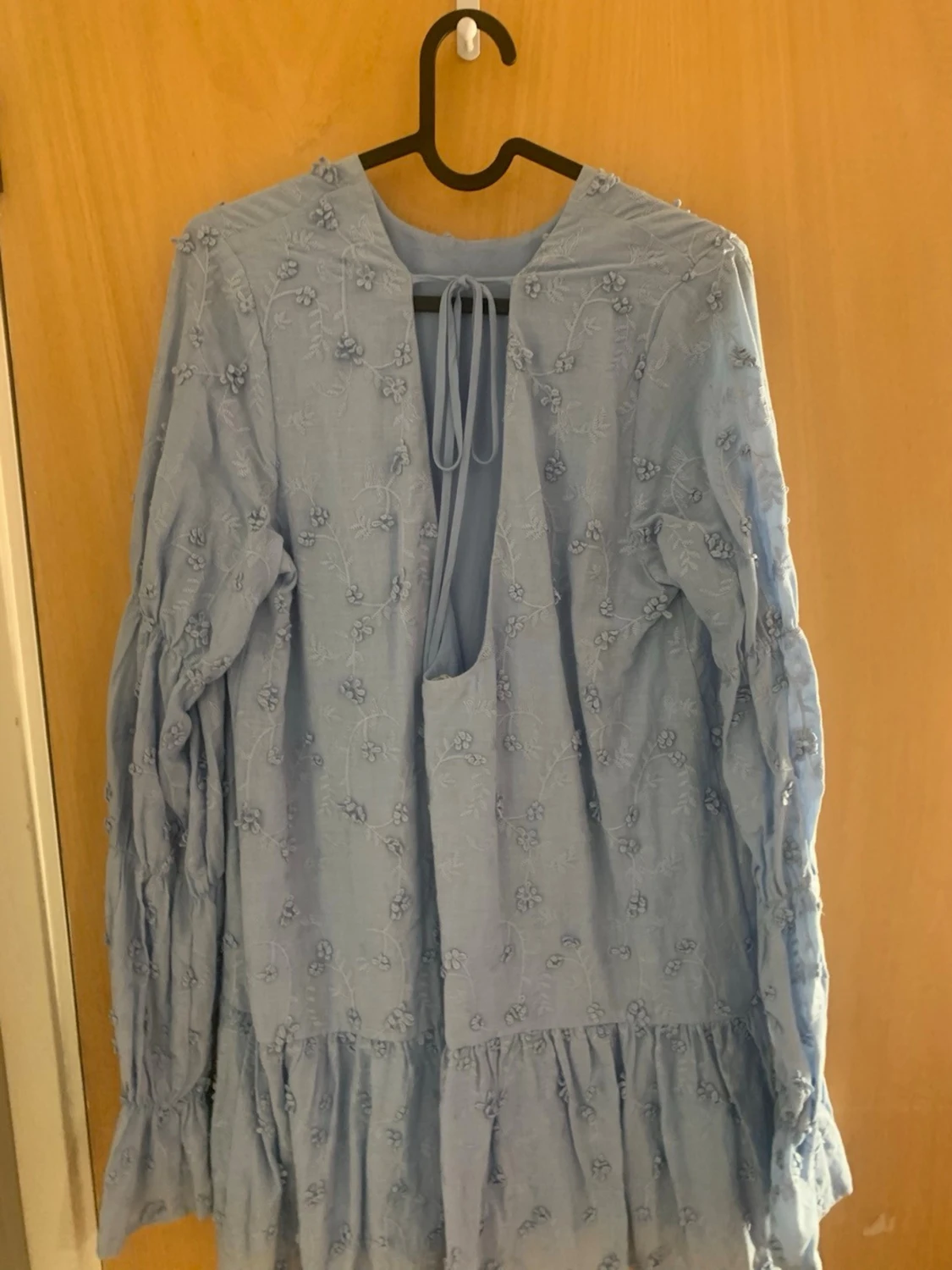 Volangklänning med knyt från NA-KD - 1