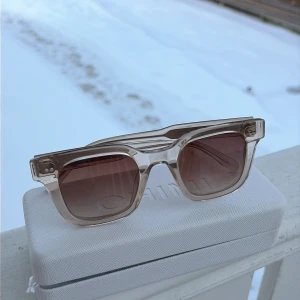 Beige fyrkantiga solglasögon - säljer nu ett par feta chimis. modellen är ecru 04 och passar perfekt till sommar outfiten. finns en enstaka repa men ingen men ser eller tänker på!