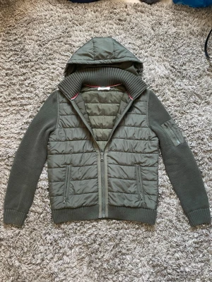 Olivgrön cardigan - Lite schysstare olivgrön cardiganjacka från pier one som inte dom inte längre tillverkar, perfekt en vårdag när man vill ha ett extra lager på sig.