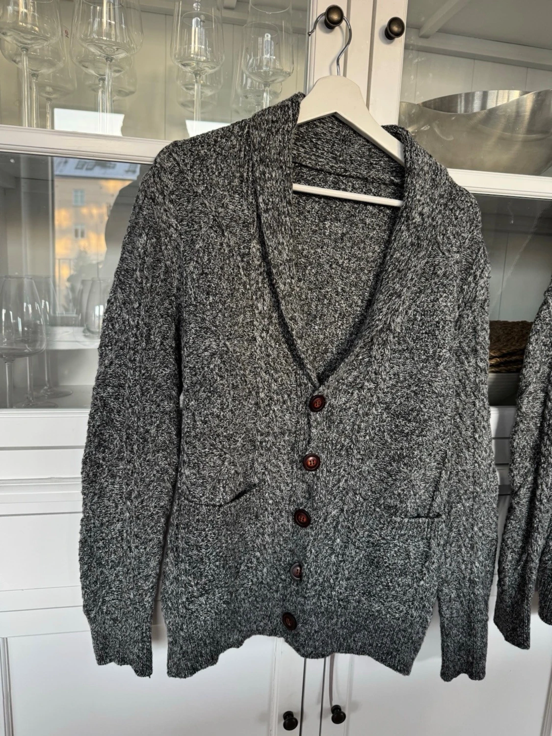 Gråmelerad kofta med sjalkrage