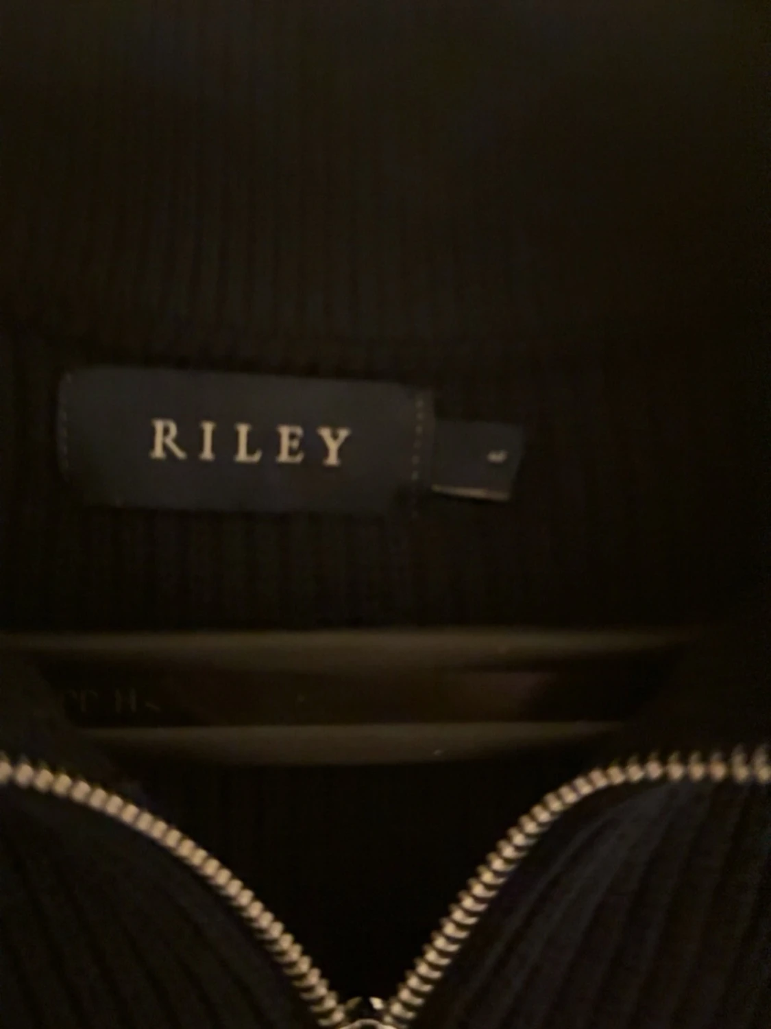 Svart stickad ziptröja från Riley - 2