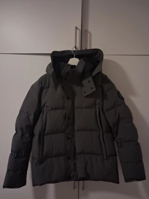 Canada Goose Wydhanm Parka  - Säljer en Canada Goose jacka, modell Wydhanm Parka. Jackan är i helt nytt skick använd bara ett par gånger, storlek L men passar också som M. Vid snabb affär priset kan diskuteras!!!