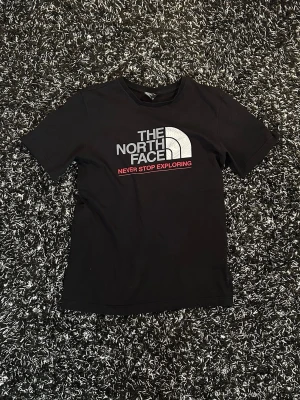 North Face t-shirt - Säljer North Face T-shirt som inte används längre. Den passar mig som är 178cm och väger 75kg. Tveka inte på att höra av dig vid fler frågor eller funderingar, mvh Marcus🤩