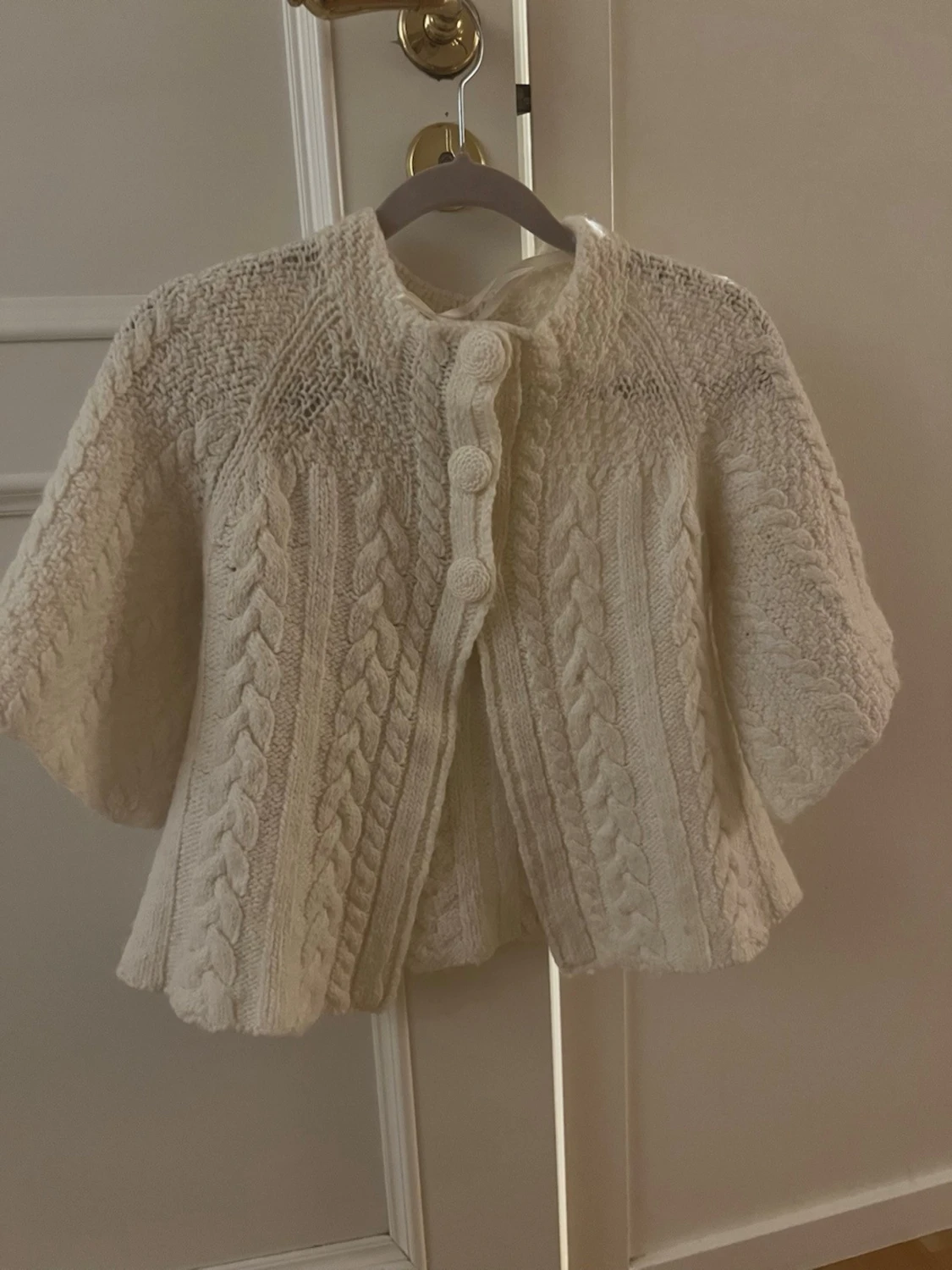 Vit trekvarts stickad kofta med flätmönster