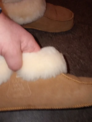 Äkta fårskinns tofflor 42 - Jag säljer dessa fårskinns tofflor som jag fick i present för två veckor sen så jag har bara haft dom tre gånger hemma.jag säljer pgra fel storlek. De är i strl 42/43 de kostade 999 kr nya i affär. Så jag kommer inte svara på prutanden.