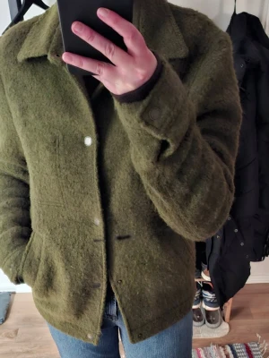 Tiger of Sweden jacka - Säljer en Tiger of Sweden ulljacka i storlek 48 (passform M) med mörkgrön färg. Har du frågor angående mått eller vill ha fler bilder så är det bara att kontakta mig