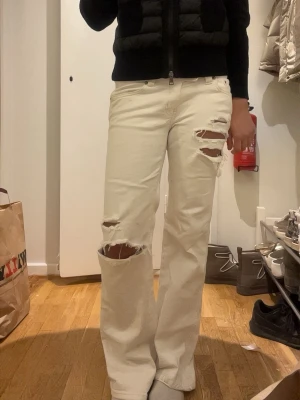 Vita ripped jeans med raka ben - egen klippta hål!