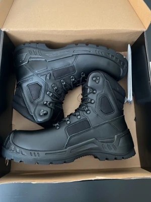 Wildland Monitex skydds känga - Säljer ett par helt oanvända Wildland Monitex kängor i storlek 43. Det är stålhetta och spiktramp skydd. Perfekta för utomhus jobb under dom kallare dagarna. Säljer då jag har två par.