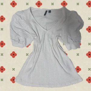 Vero Moda Elegant Ribbad topp med puffärm - Smickrande, elegant & feminin  🤍