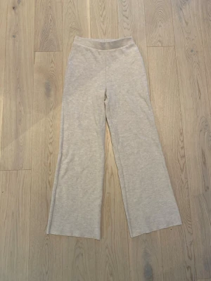 Byxor - Ljusbeige byxa från Zara i storlek S. Matchande tröja finns till. 