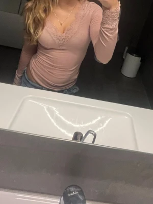 Intimissmi topp med spets  - Säljer nu min rosa intimissmi tröja i storlek S. Den är i bra skick men har en väldigt liten tråd som sticker ut vid ryggen men inget man märker av. 