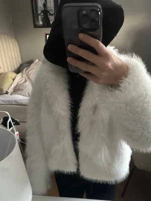 Pälsjacka - Säljer min pälsjacka från ginatricot, aldrig använd och prislappen är kvar