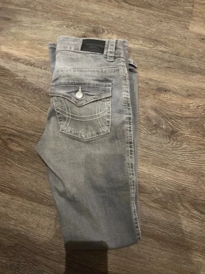 Bootcut jeans - Helt nya jeans från Gina tricot, köpte utan att prova dom först och rev bort prislappen för fort så säljer på grund av att dom tyvärr inte passa. Nypris 500kr Mitt pris 250kr Storlek 36