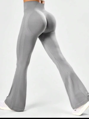 Flared leggings - Gråa flared leggings köpta från Shein i storlek M. Endast testade!Sitter som en smäck och väldigt stretchiga. Har för många par leggings därav jag säljer ! 🥰