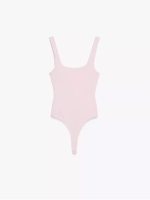 Ljusrosa body zara - Säljer en ljusrosa body med breda axelband och rundad urringning. Den e öppen i ryggen oxh i stretchigt och mjukt material, strl s men passar allt till xs-l, använd fåtal gånger