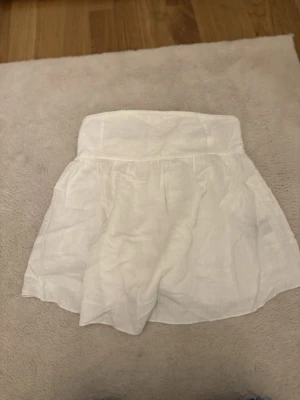 Vit linne topp  - Säljer en fräsch vit topp i linne.  toppen har en luftig och flowy känsla, perfekt för varma dagar. Enkel och stilren design som är lätt att matcha med olika kjolar eller jeans .