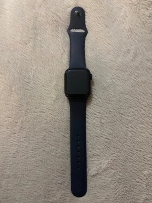 Apple Watch SE 2 - Garanti Kvar - Nyskick - Apple Watch SE (2:a generationen) i nyskick.  40mm - Svart Garanti kvar. Fullt fungerande, inga repor eller skador. Originalbox, laddare och kvitto medföljer.  Kan skickas eller mötas upp.