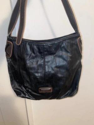 Vintage Väska  - Jag har fått väskan av min farmor så jag vet inte jätte mycket om den, men bra skick och bra storlek! 🩷 