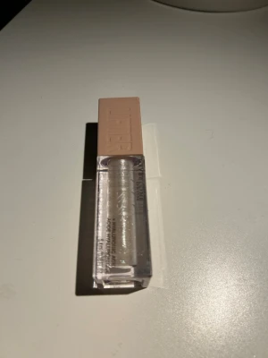 Maybelline Lifter Gloss 001 Pearl - Maybelline Lifter Gloss med transparent bas och skimrande effekt. Perfekt för dig som vill ha extra glow till läpparna. Oöppnad.