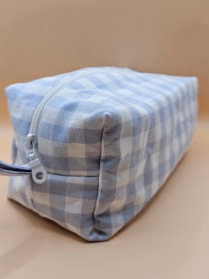 Blårutig necessär  - Egensydd necessär i bomullstyg med dragkedja. Passar perfekt att ha smink eller annat. Mäter 22x12x8cm 🌸