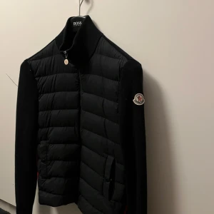 Moncler cardigan - Moncler cardigan storlek s bra skick men litet hål bak på ryggen och loggan börjar lossna lite tags finns 