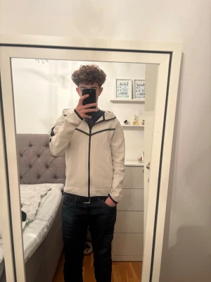 Vit Nike tech  - Vit Nike tech storlek XS men passar S perfekt för mig. Väldigt bekvämt material, perfekt för sköna kvällar. Bara använd några gånger. 