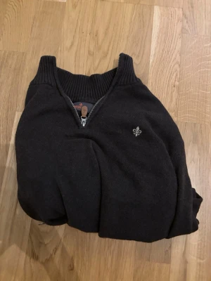 mörkbrun half zip morris - en riktig nice half zip eller quarter zip från märket morris i färgen mörkbrun. inga skador och är hel. hör av er vid funderingar 