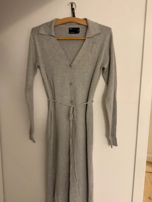 Lång grå klänning med knappar - Lång grå klänning från Asos i mjuk bomullsblandning. Har endast använt en gång 