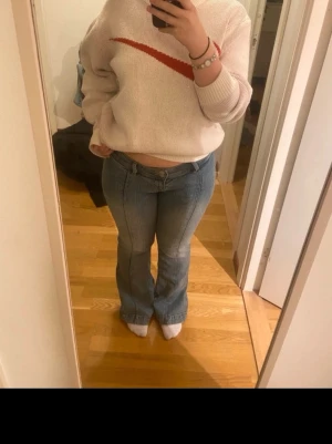 Jeans från monki - Snygga, lite slitna längst ner