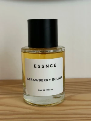 ESSNCE Strawberry Eclair parfym - ESSNCE Strawberry Eclair, kommer inte till användning. Skickas i originalkartong!
