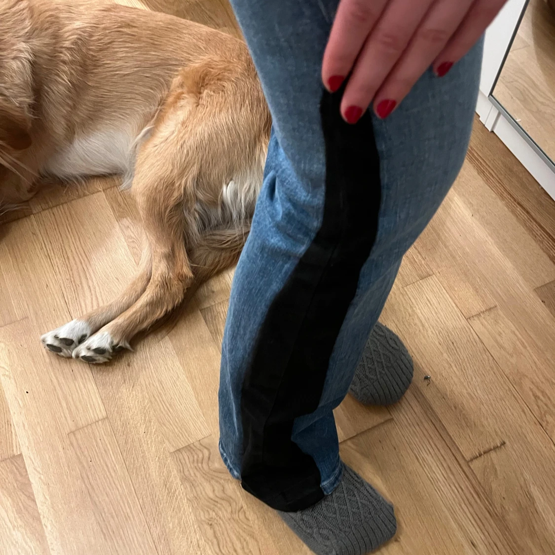 Blå jeans med svarta revärer - 2