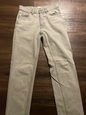 Ljusgrå raka jeans från Gina Tricot - Säljer ett par ljusgrå jeans från Gina Tricot med rak passform och klassisk femficksdesign. Perfekta för en clean och avslappnad stil.💕🥰