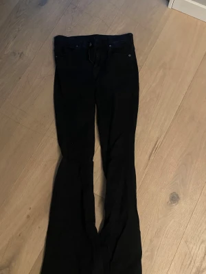 Jeans dr denim  - Svarta bootcut jeans från dr denim. Lite urtvättade. Storlek S längd 32💓💓(små i storleken)