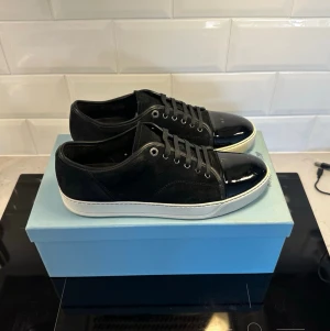 Lanvin skor  - Lanvin skor i grymt skick | Storlek UK 9 vilket motsvarar 43 | Fråga om innermått vid osäkerhet | Ingår: Originalbox och extra skosnören | Hör av dig vid frågor!