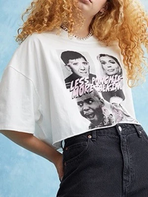 NETFLIX SEX EDUCATION × H.M Vit croppad t-shirt - Snygg vit croppad t-shirt med svart och rosa tryck framtill. Rosa text där det står ”Less punching, more talking” På tröjan vissas även karaktärerna Eric Effiong, Maeve Wiley, Otis Milburn och Lily Iglehart. Oversized passform och korta ärmar, perfekt för en avslappnad stil. T-shirten har ett coolt grafiskt motiv och text på bröstet.