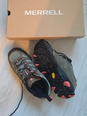 HELT NYA Merrell Moab 3 GTX kängor - Säljer ett par Merrell Moab 3 GTX wide kängor i olivgrön. Skorna har robust Vibram-yttersula, vattentätt Gore-Tex-membran och snörning. Dom är helt nya, bara provade en enda gång på en promenad i skogen. Råkade dubbelbeställa kängor. Kvitto finns kvar. Inköpta dec 2025 på scandinavian outdoor för 1300kr.