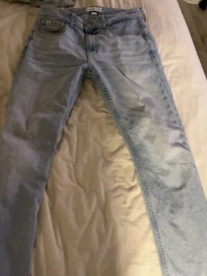 jeans från calvin klein  - ljusblå jeans från calvin klein i skönt material, väldigt fint skick (slim taper)