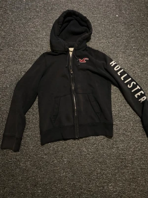 Hollister hoodie - Hollister zip med text på ärmen🤩 Väldigt fet o unik💯
