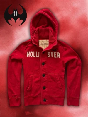 Röd Hollister Kofta - Röd kofta från Hollister med knappar | Mycket bra skick | Size S | Längd: 64cm Axelbredd: 44cm Armlängd: 70cm | Modell, 178cm 60kg | Går ner i pris vid snabbt köp! | Lägg endast bud med avsikt att köpa, inga fördröjning!