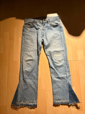 Blå utsvängda jeans från Wet Dog - Ett par bootcut jeans från Levi’s med distressing och reworks av Wet Dog. Byxorna är i väldigt bra skick bortsett från två små hål i grenen som är enkelt att fixa. Hör av er vid ytterligare bilder eller frågor. 