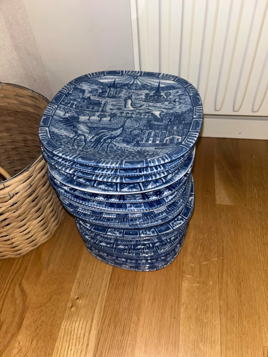 Blåvita tallrikar med motiv 1980 - 4