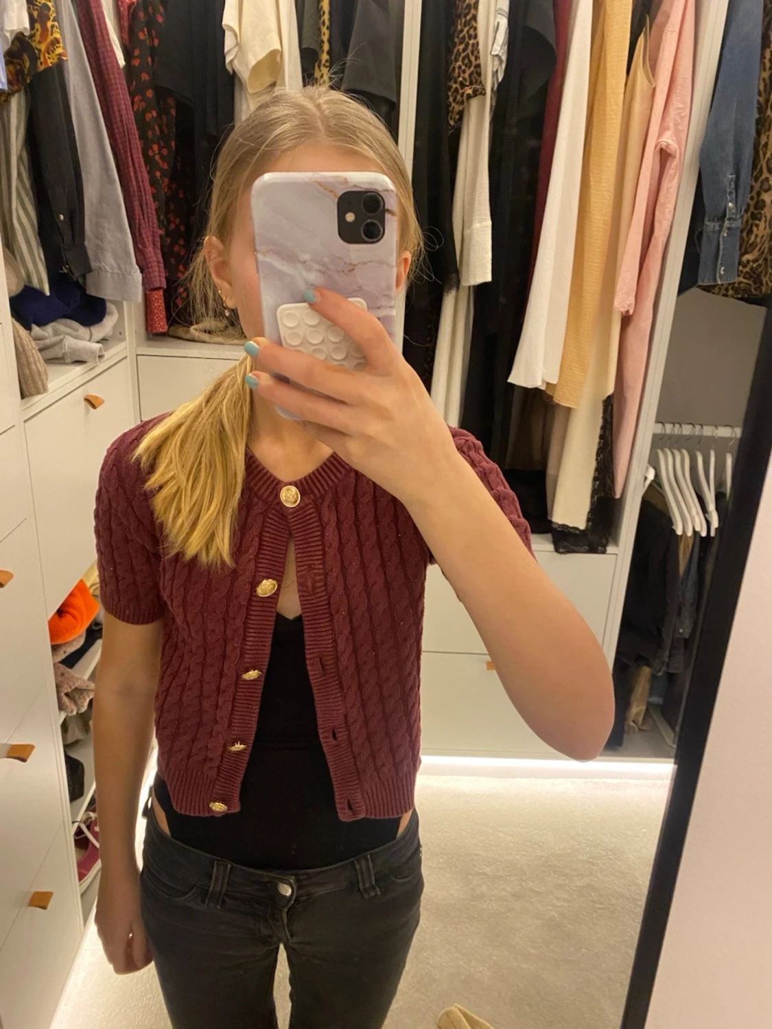 Vinröd kabelstickad kofta med guldknappar - 1