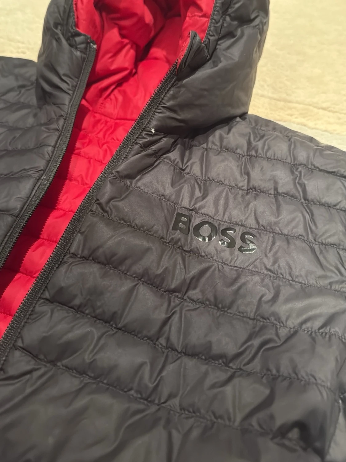 Svart dunjacka med röd insida från BOSS - 1