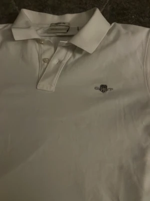 Gant T-shirt - Vit T-shirt med krage från Gant i storlek S