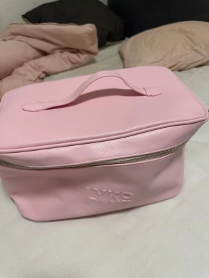 Stor sminkväska  - ✨ Sminkväska från LYKO adventskalender ✨ Säljer en jättefin rosa sminkväska som kom i Lykos adventskalender 💗 Aldrig använd – helt ny och ren invändigt. Rymlig modell som rymmer både smink och hudvård, perfekt att ha hemma eller ta med på resa.  • Färg: Rosa • Skick: Ny • Kommer från: Lyko adventskalender  Hör av dig vid intresse! 💄✨